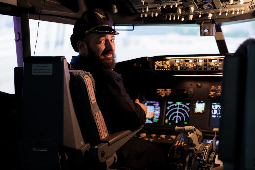 Piloto comercial de avión en cabina